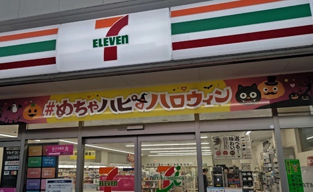 コンビニ　セブンイレブン 足立竹ノ塚駅西店（コンビニ）まで154m