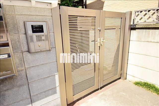 エントランス　入口にはオートロックがついてます