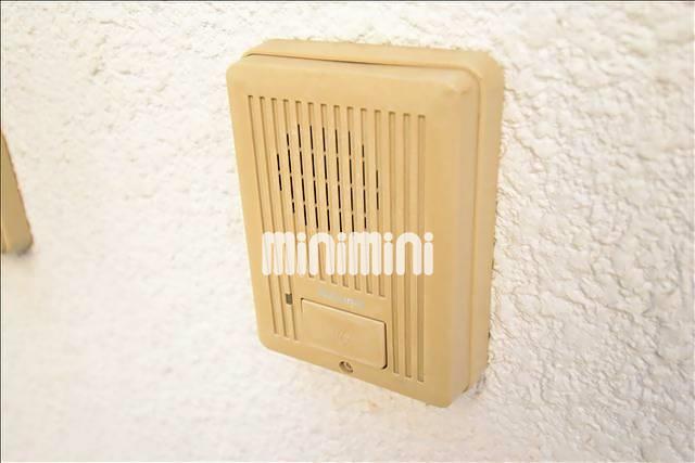 セキュリティ　玄関横のインターホンです