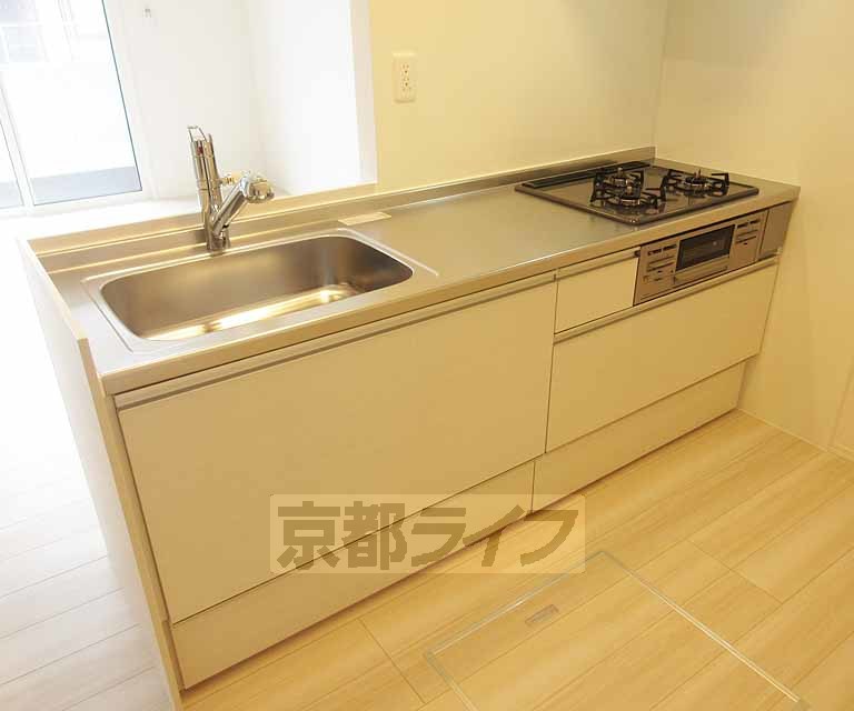 キッチン　３口ガスコンロ付きのシステムキッチンです。