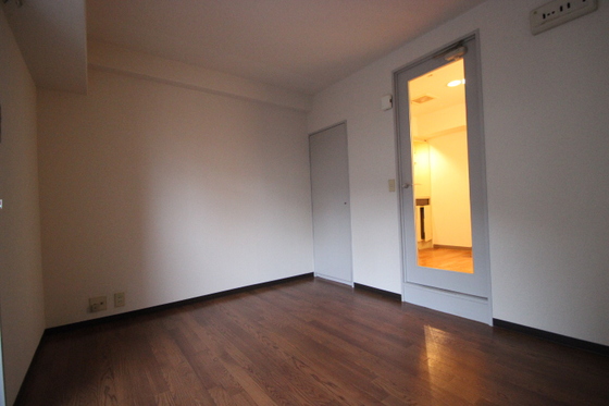 居室・リビング　※他号室の写真です。