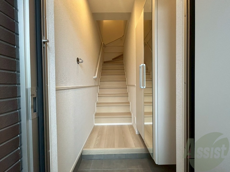 玄関　玄関の様子です。明るい印象ですね。気分もあがりそう。