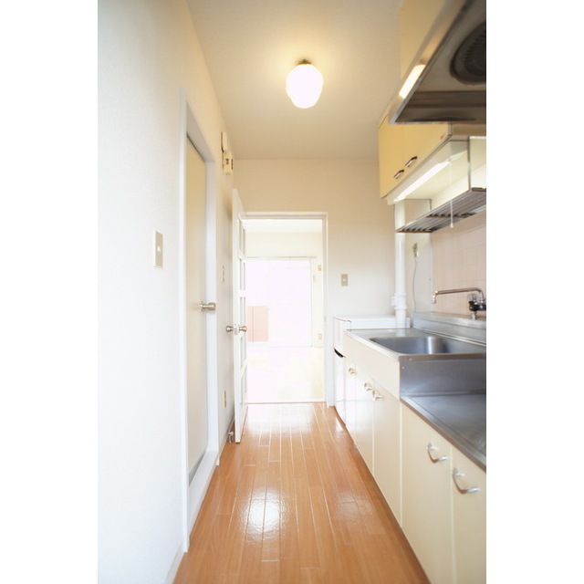 玄関　玄関から続くキッチンスペース