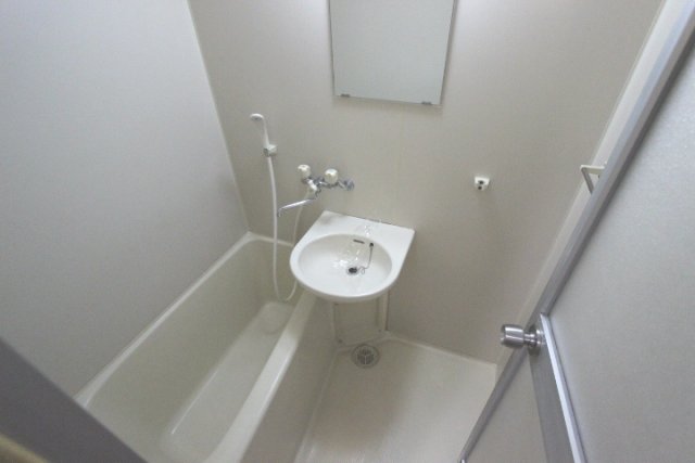 バス・シャワールーム　同物件別号室のものです。