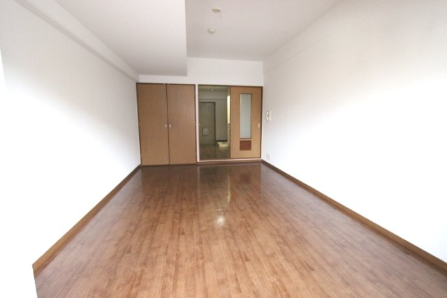 居室・リビング　同物件別号室のものです。