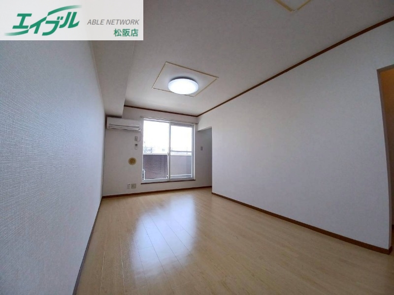 居室・リビング　同型反転タイプのお写真です。