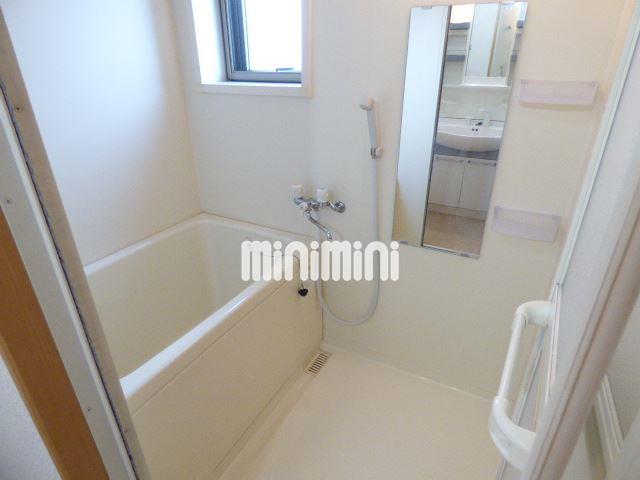 バス・シャワールーム　窓がある広めのお風呂です