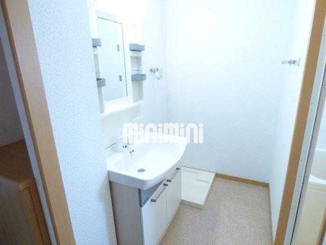 洗面設備　脱衣所にはカーテンをつけれます