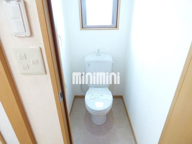 トイレ　トイレも窓があり明るくていいですね