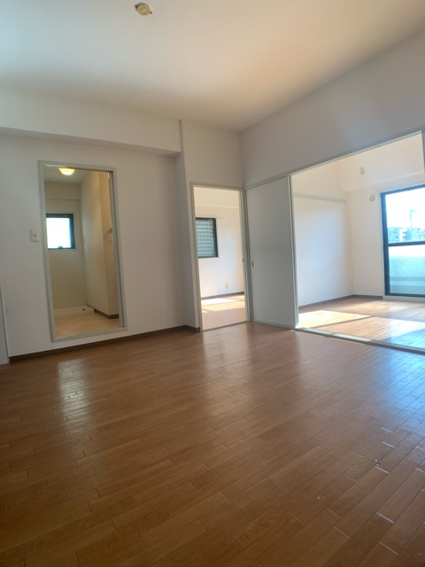 居室・リビング　床色が落ち着いた色合いで綺麗です♪