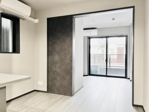 居室・リビング　こちらのリビングで趣味の時間をお楽しみください