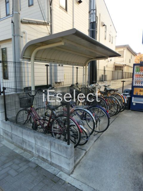 駐車場　屋根付きの駐輪場です。