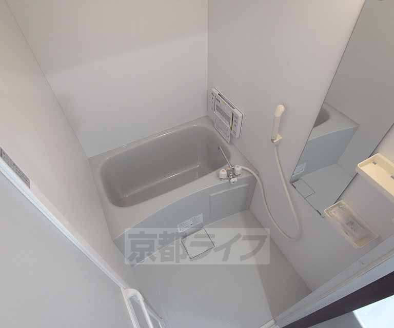 バス・シャワールーム　お風呂にテレビが付いています