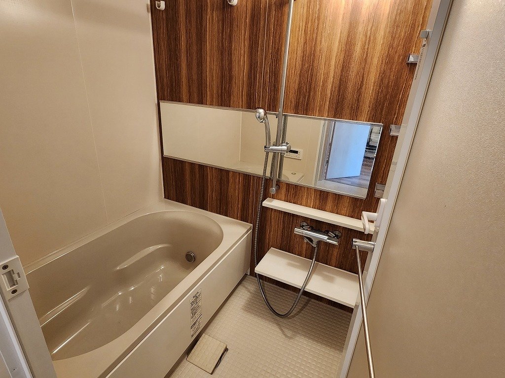 バス・シャワールーム　追焚き・浴室乾燥機・サーモ水栓　カラーパネル採用