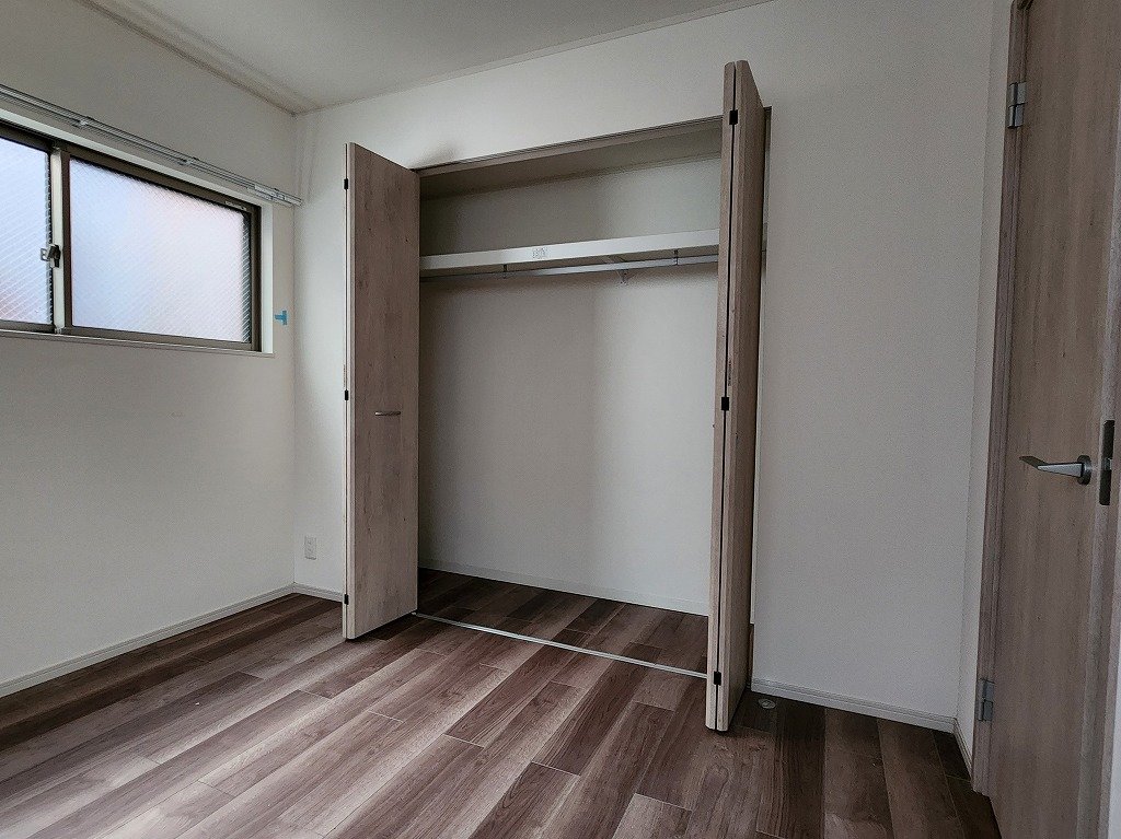 収納　共用部側寝室クローゼット収納