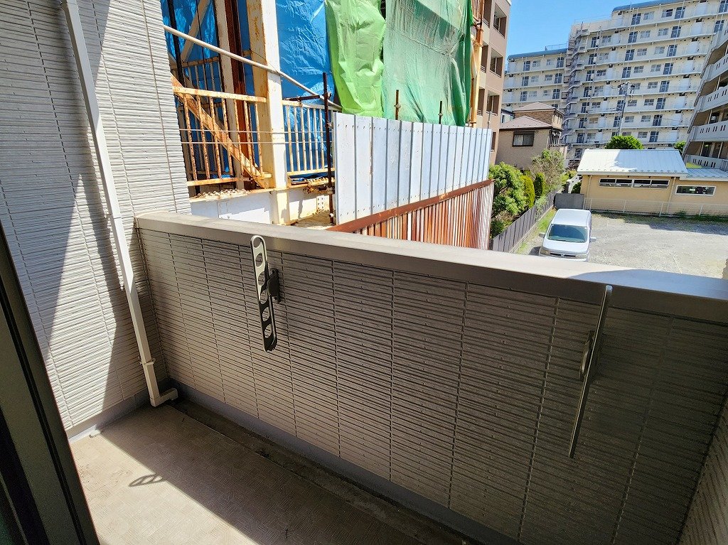 バルコニー　奥行きのあるバルコニー東向き　室内物干し・複層ガラス