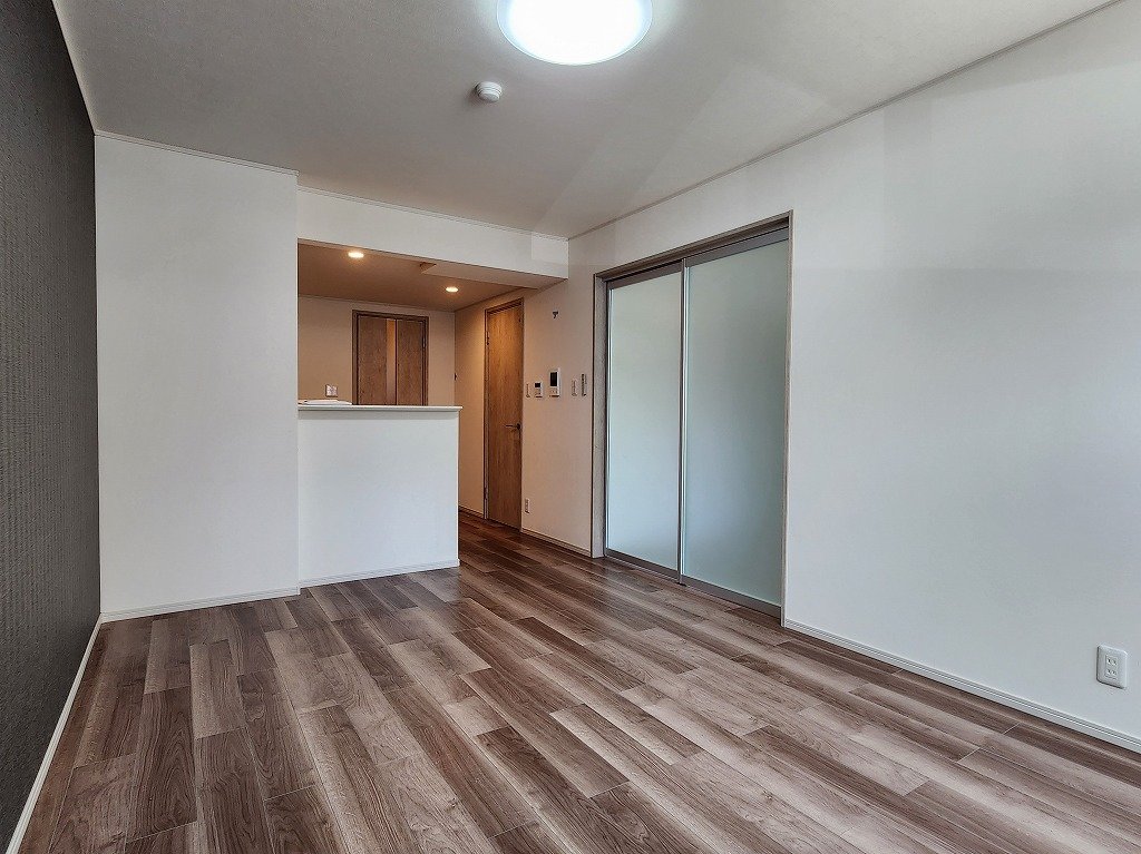 セキュリティ　シースルー間仕切り採用　ＴＶモニターフォン・給湯リモコン付き