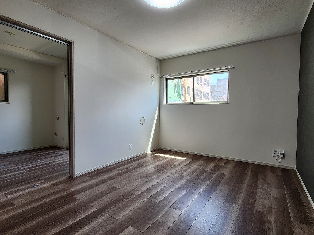 居室・リビング　綺麗な室内　ゆとりあるリビング　床段差なし