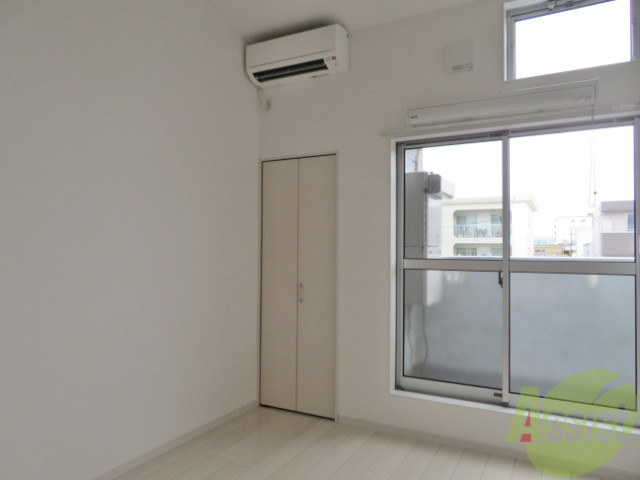 居室・リビング　ロフト付きの物件なので天井が高いですね～