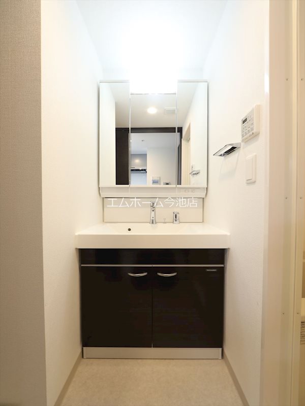 洗面設備　脱衣所　独立洗面台（シャンプードレッサー付）室内洗濯機置き場