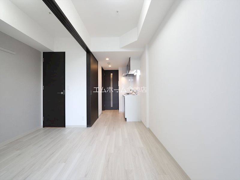 居室・リビング　DK6.6帖　エアコン付　バルコニーに面しています