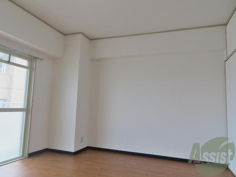 居室・リビング　８帖でも、白基調の壁のお部屋は、広く感じますね。