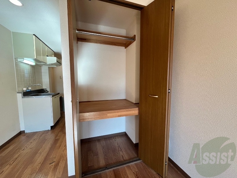 収納　こちらの収納にはハンガーをかけて服もしまえますね。