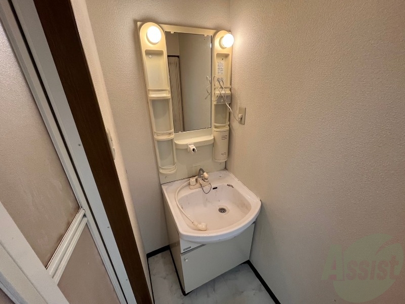 洗面設備　独立洗面台です。大きくてよいですね。シャンプーもできます！