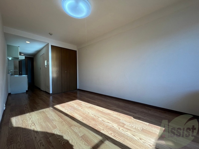 居室・リビング　木目のフローリングは落ち着きのある印象のお部屋になりますね。