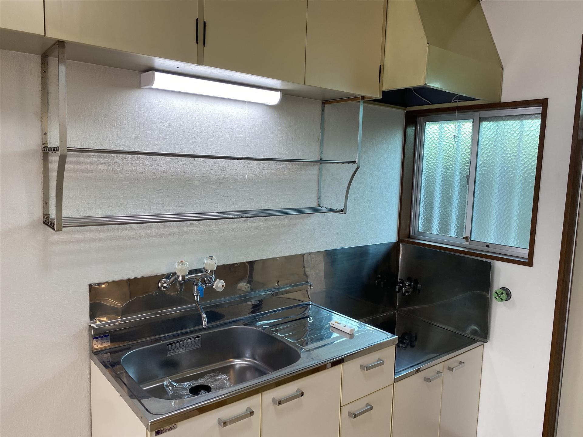 キッチン　上部収納や吊り棚など収納力のあるキッチンです