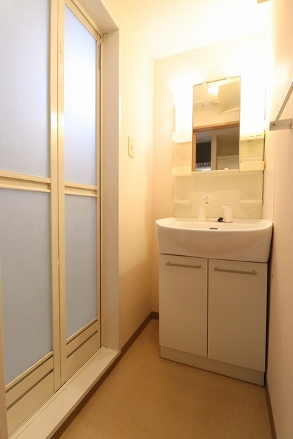 洗面設備　室内写真同タイプ別部屋。現状優先。