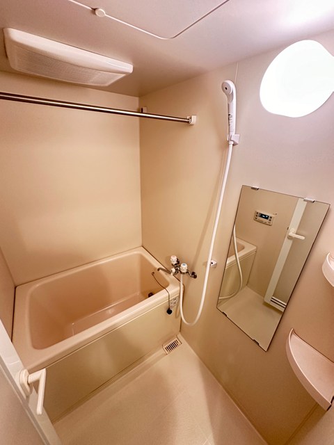 バス・シャワールーム　追い焚き機能・浴室暖房乾燥機付きバスルーム♪雨の日のお洗濯に