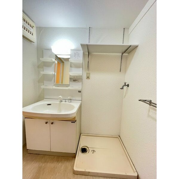 洗面設備　洗面所内に室内洗濯機置場がついてます！