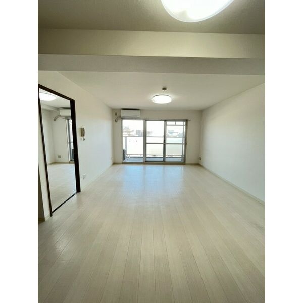 居室・リビング　東向き17帖の広いリビングです♪