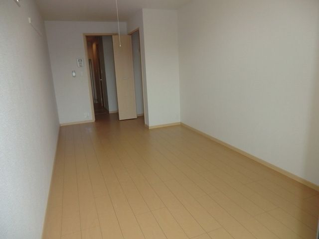 居室・リビング　８．３帖の広々とした洋室