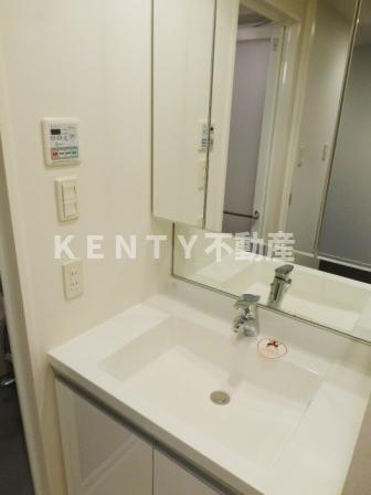 洗面設備　朝の支度にも助かる、独立の洗髪洗面化粧台