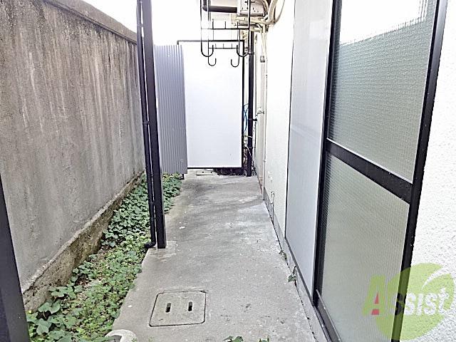 バルコニー　バルコニーはちょっとした庭があり、植物も育てられそうですね♪