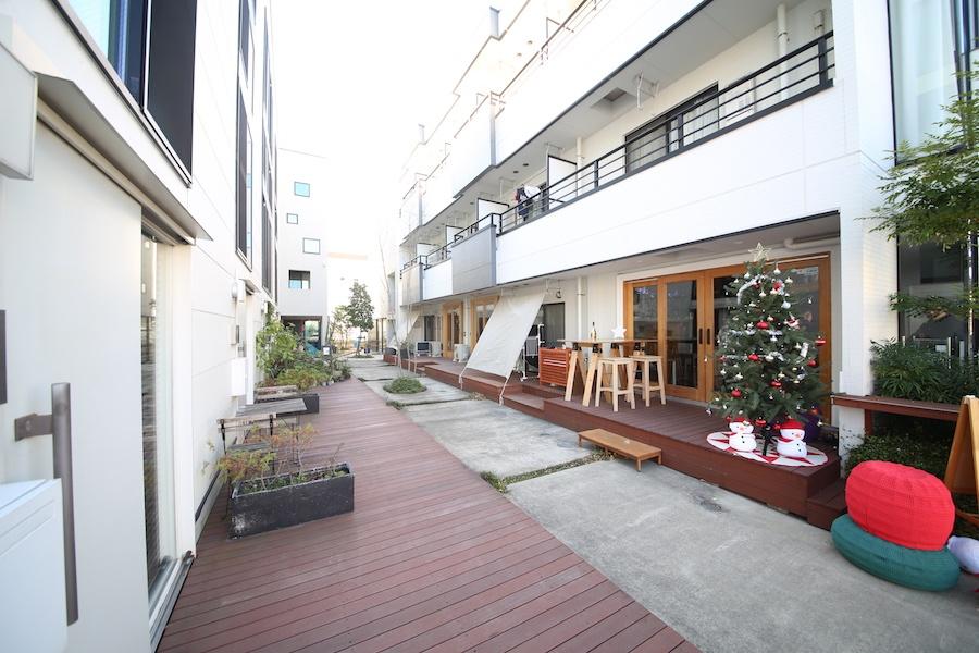 玄関　床には素敵なベトナムタイルが敷き詰められています。