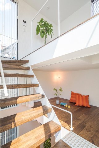 その他共有部分　玄関前のウッドデッキには植栽を置くことも可能です（要相談）