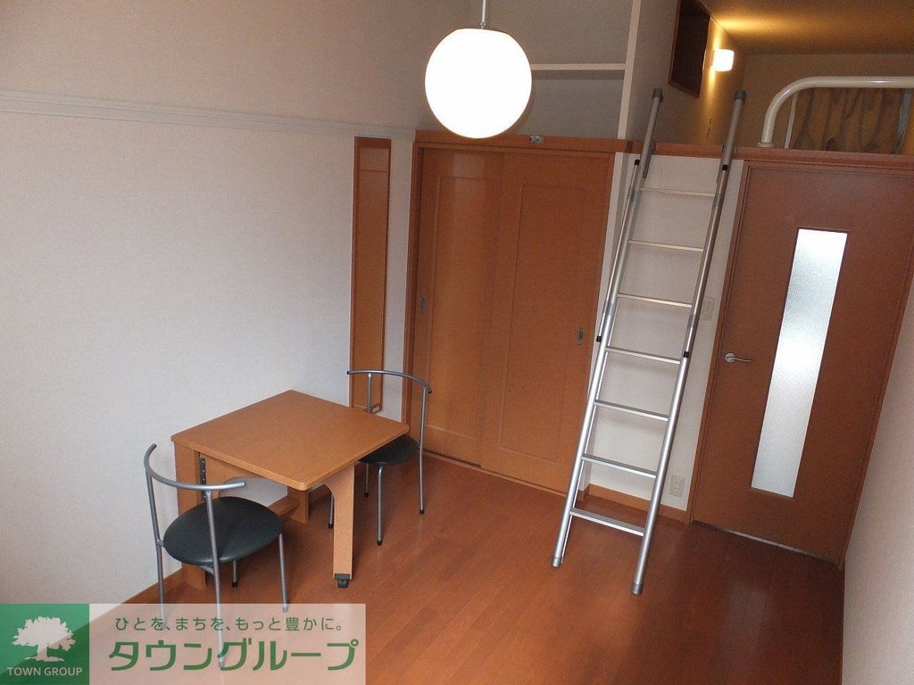 居室・リビング　1階はフローリング、2階はじゅうたんです。