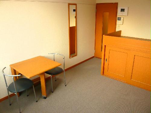 居室・リビング　テーブルと椅子は折りたたみ・収納可能です！