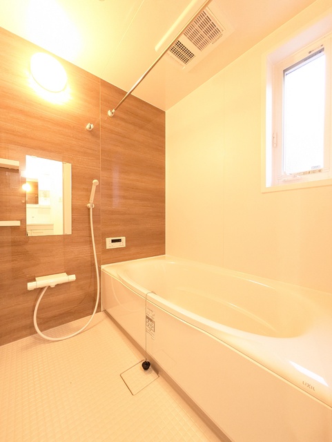 バス・シャワールーム　窓のあるバスルーム