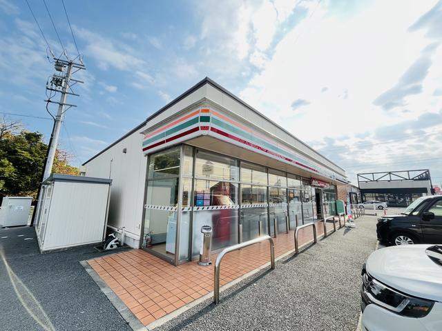 コンビニ　セブンイレブン津市藤方店（コンビニ）まで284m