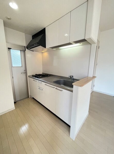 キッチン　２口コンロ搭載のシステムキッチンです