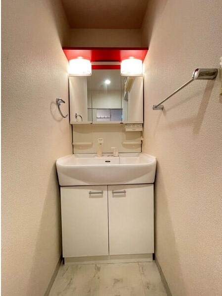洗面設備　洗面所にも贅沢にアクセントクロスを使っています