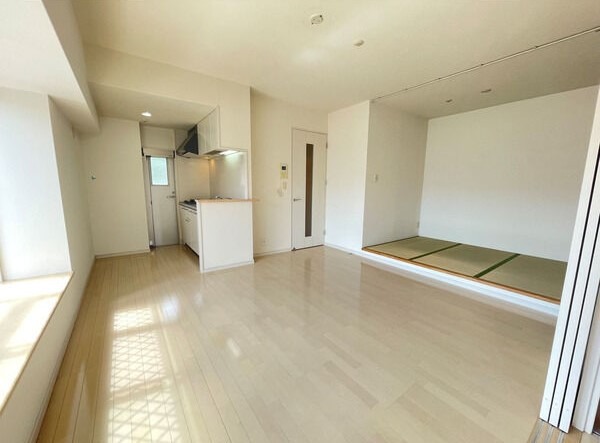 居室・リビング　広々リビングで団らんの時間をどうぞ