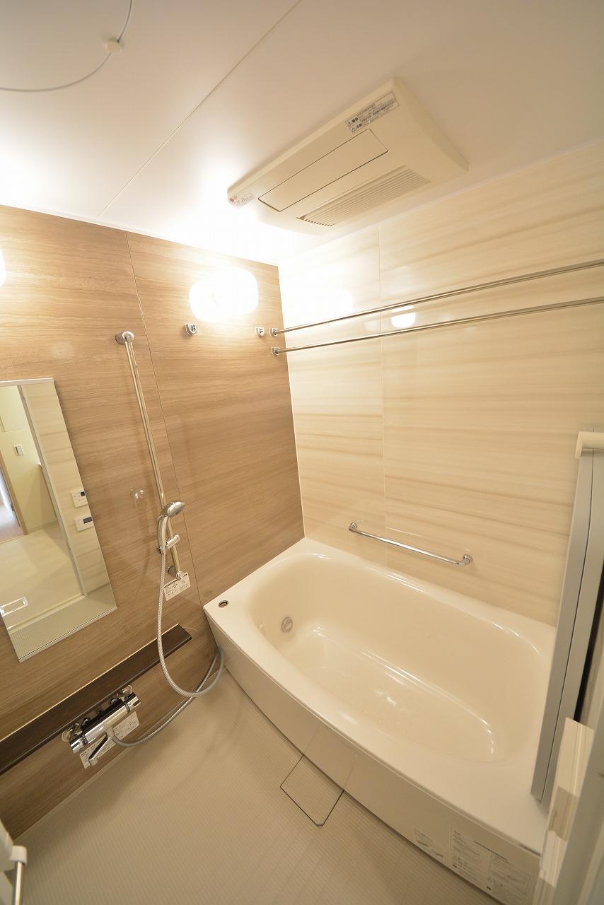 バス・シャワールーム　プラウドタワー安堂寺　清潔感のある浴室