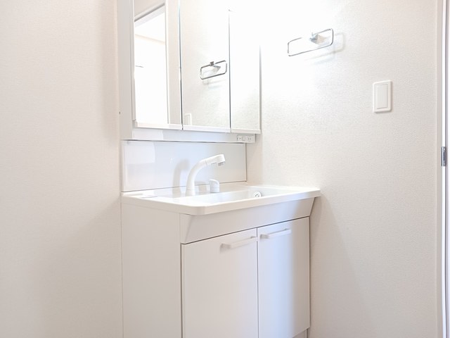 洗面設備　ゆったりとスペースのある洗面所