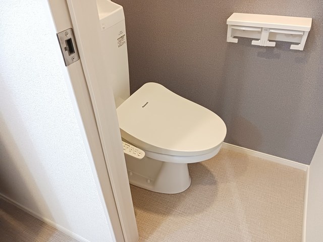 トイレ　落ち着いた色調のトイレです