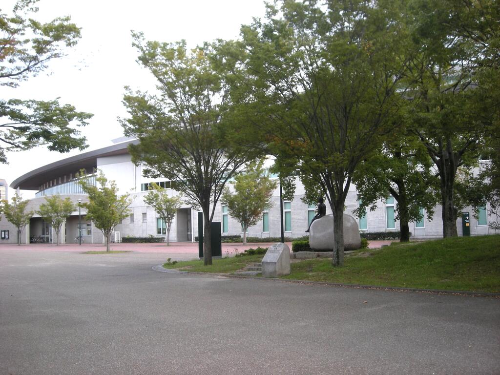 公園　岡山県総合グラウンド（公園）まで300m